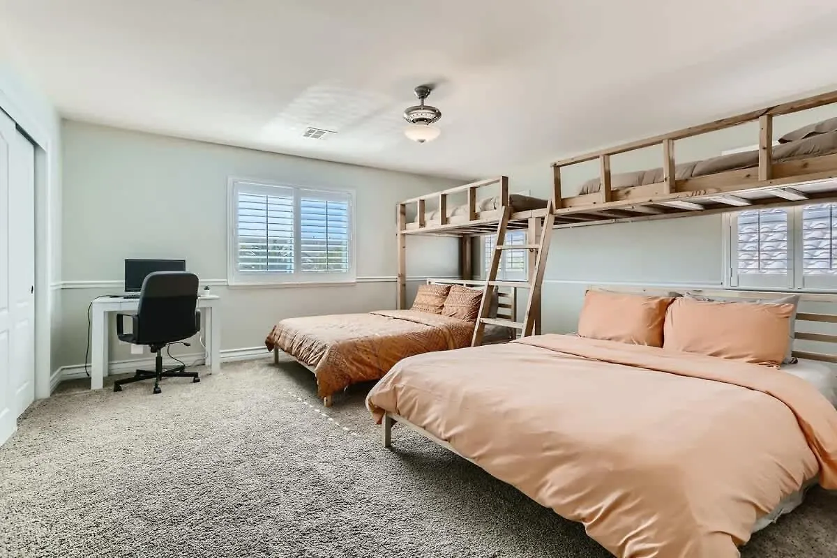 Spacious Luxury Desert Retreat With Heated Pool Putt Putt And A Playground For Family Las Vegas 0*,